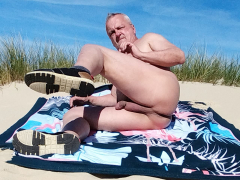 nu et offert dans les dunes de la plage