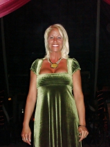 MATURE BLONDE MILF SHOWS IT ALL OFF