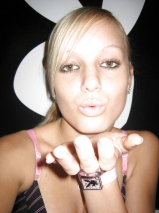 JUNG, BLOND UND MEGAGEIL