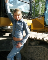 Lola demonstration her little tits