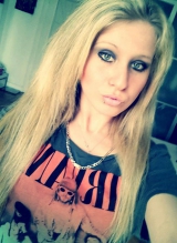 Athletic blonde teen - sports mad girl likes to reavel her t