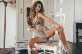 Putri Cinta making a nude fashion show at home