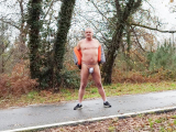 nat092 se balade en string au bord de la route