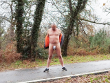 nat092 se balade en string au bord de la route
