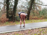 nat092 se balade en string au bord de la route
