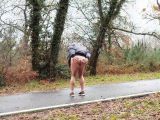 nat092 se balade en string au bord de la route