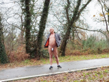 nat092 se balade en string au bord de la route