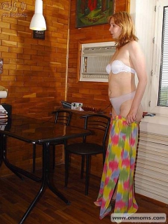 Oldie shows her beaver - N