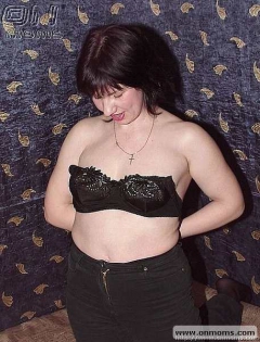 Mom shows amateur striptease - N