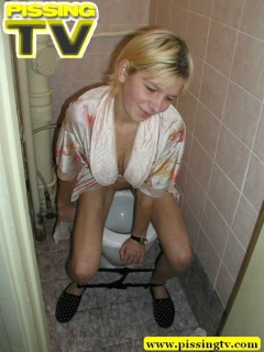 Pee from hairless pussy - N