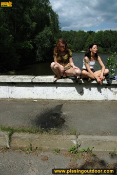 Friends pissing - N