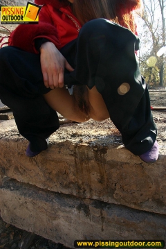 Outdoor ladder pissing girl - N
