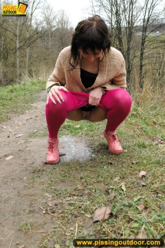 Mom pisses outdoor on the road - N
