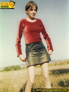 Outdoor pissing in the open field - N
