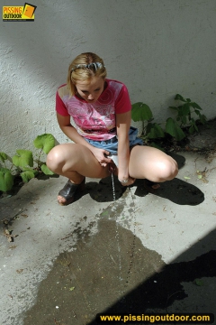 Outdoor pissing of teen girl cannot get into a house - N