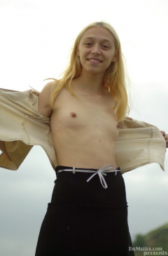 Vika unbuttoned her Jacket - N