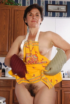 Mature hairy Leslie - N