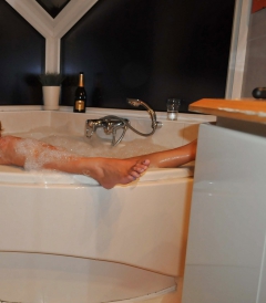 Bath, in bad, gebukt - N