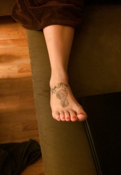 My gf\'s feet and ass please comment! - N