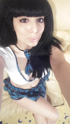 Claudia Winkleman lookalike takes naked selfies - N