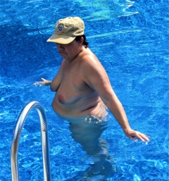 Pig in pool - N