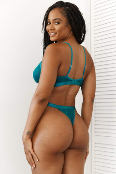 Lingerie models fulfilling their real role. - N