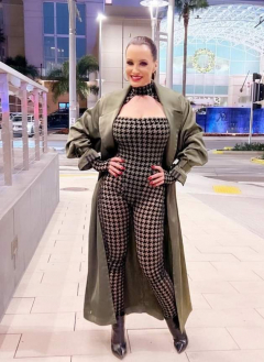 Mature and sexy - N