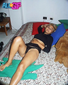 Slutty girlfriend shows pussy - N