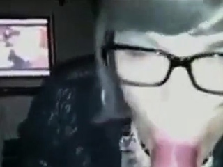 Secretary cd gives blowjob