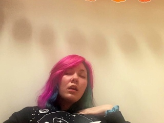 Cute amateur webcam teen girl toying pussy on webcam