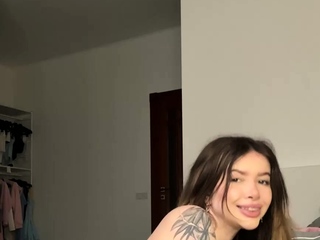 Adrianna Savu's muscular body spreading in a exercise is